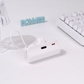 Univerzalna Back Up Baterija prenosiva baterija privezak 5000mAh 15W lightning bela.