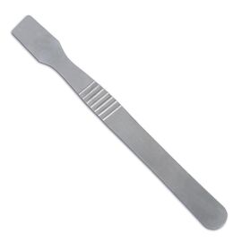 Spatula - nanosenje paste za kuglanje.