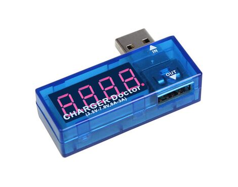 USB tester napajanja sa LED prikazom ugaoni.