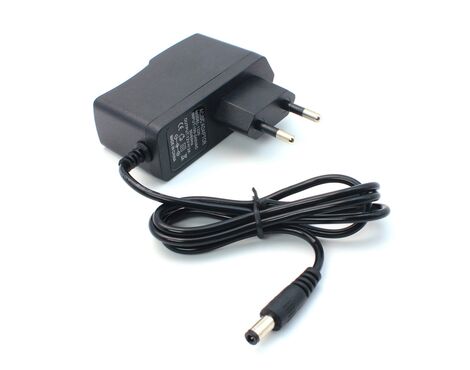 Adapter AC/DC 12V 2A.